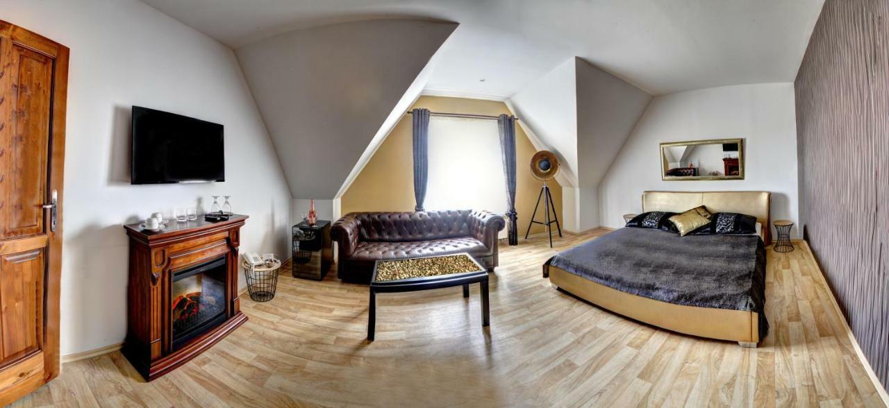 Penzion Tillerova Vila Lázně Bohdaneč Exteriör bild