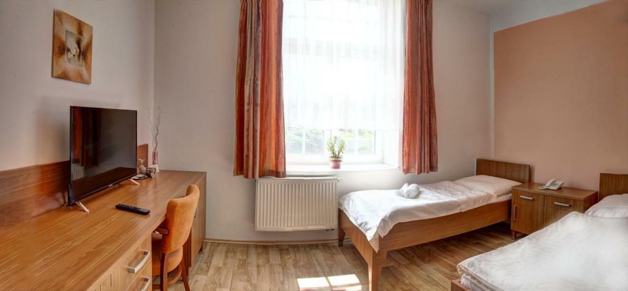 Penzion Tillerova Vila Lázně Bohdaneč Exteriör bild