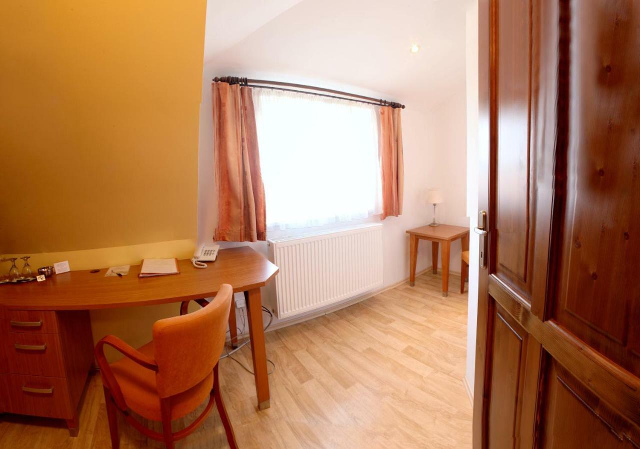 Penzion Tillerova Vila Lázně Bohdaneč Exteriör bild