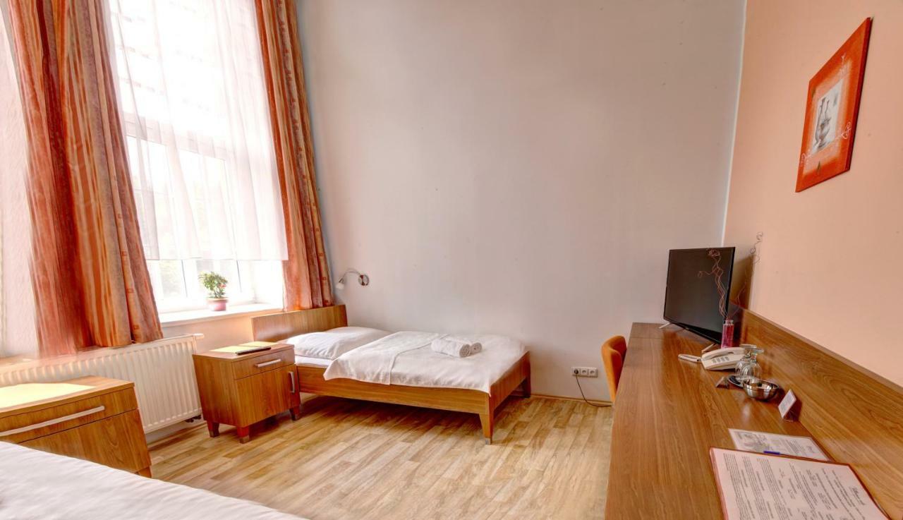 Penzion Tillerova Vila Lázně Bohdaneč Exteriör bild