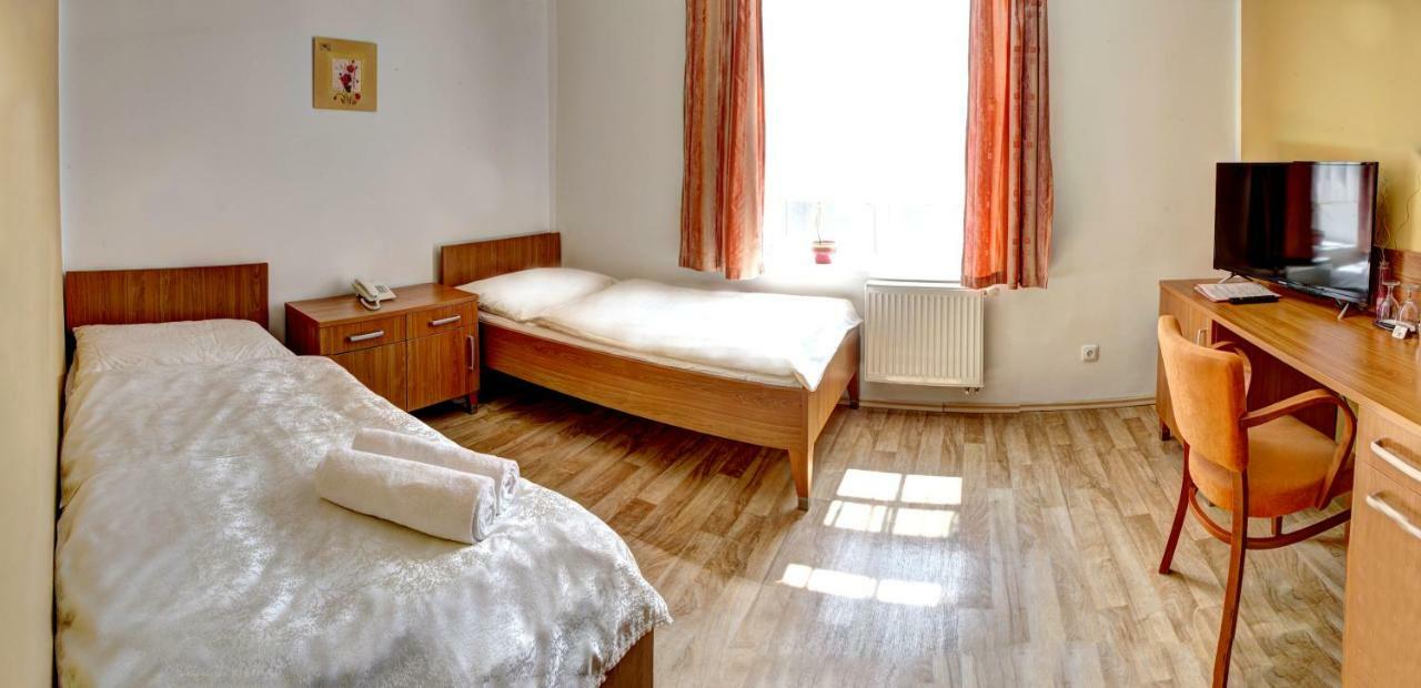 Penzion Tillerova Vila Lázně Bohdaneč Exteriör bild