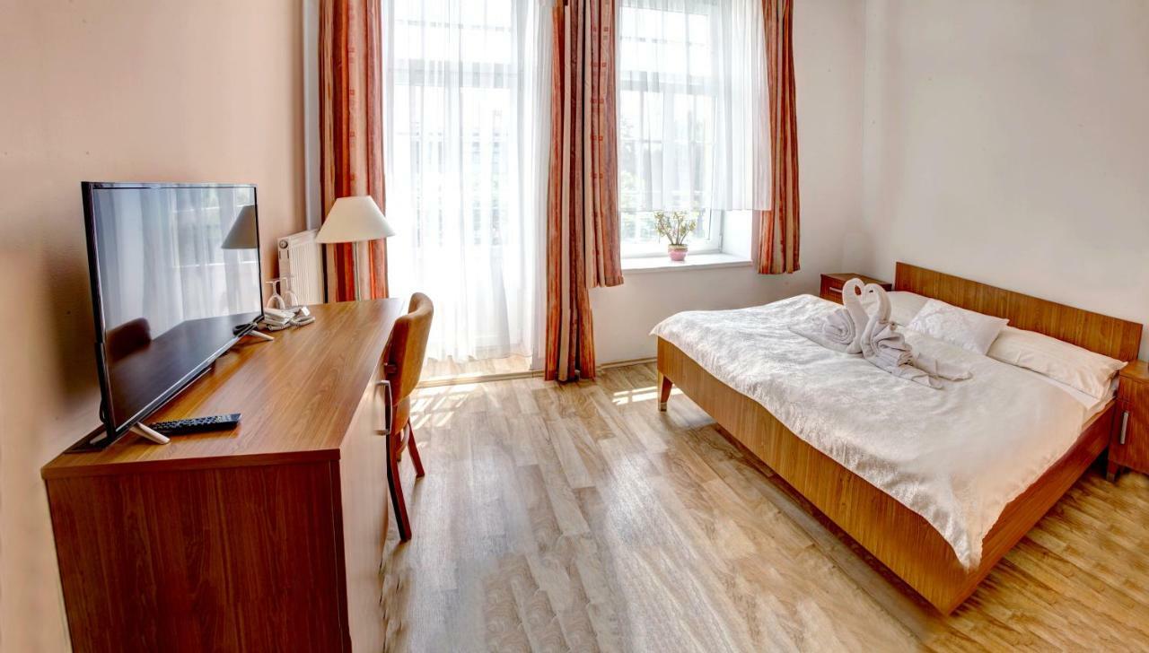 Penzion Tillerova Vila Lázně Bohdaneč Exteriör bild