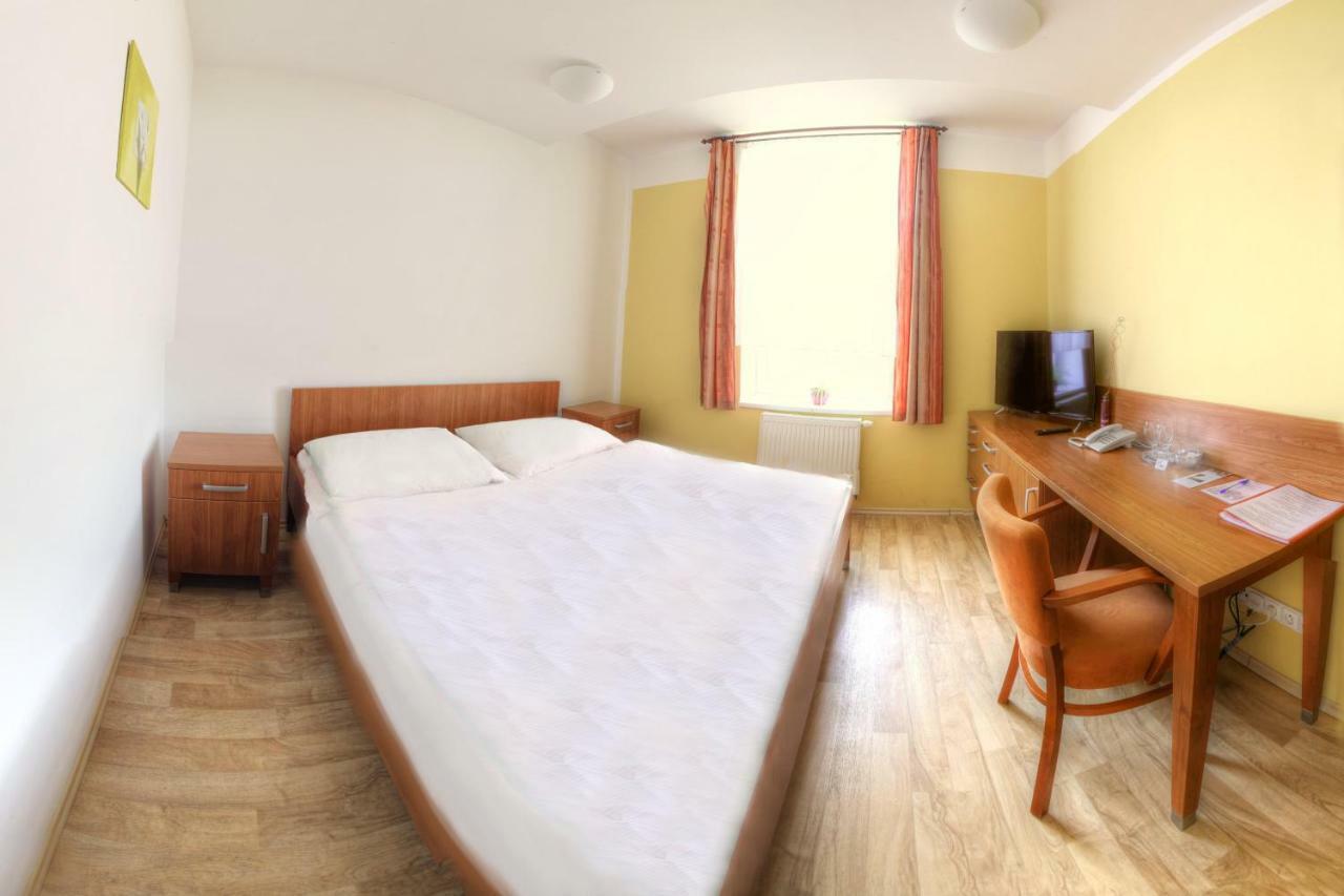 Penzion Tillerova Vila Lázně Bohdaneč Exteriör bild