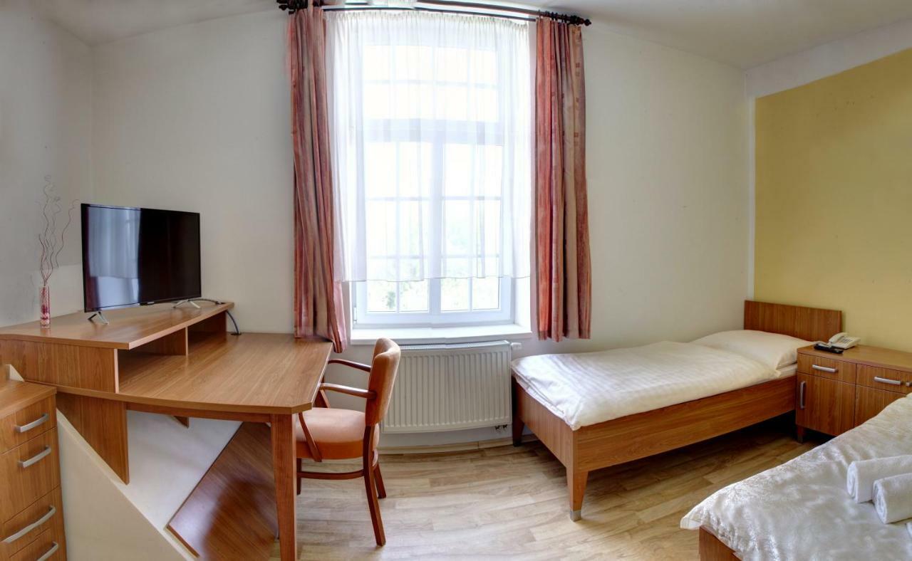 Penzion Tillerova Vila Lázně Bohdaneč Exteriör bild