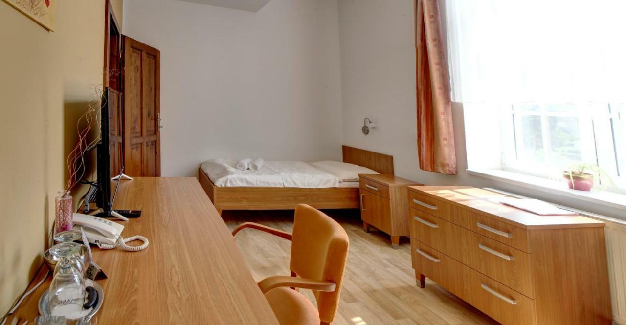 Penzion Tillerova Vila Lázně Bohdaneč Exteriör bild