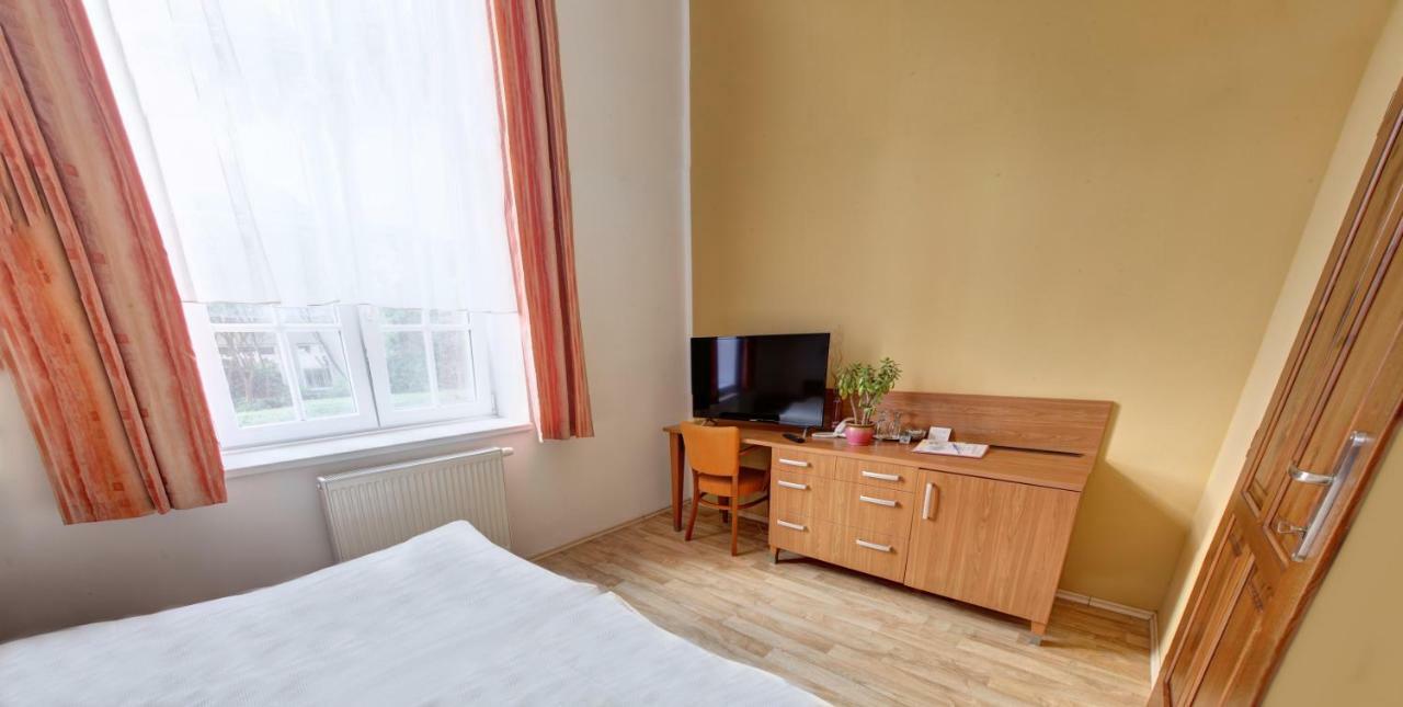 Penzion Tillerova Vila Lázně Bohdaneč Exteriör bild