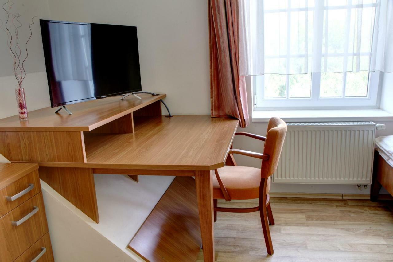 Penzion Tillerova Vila Lázně Bohdaneč Exteriör bild
