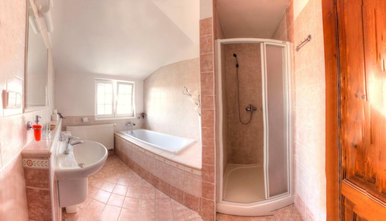 Penzion Tillerova Vila Lázně Bohdaneč Exteriör bild