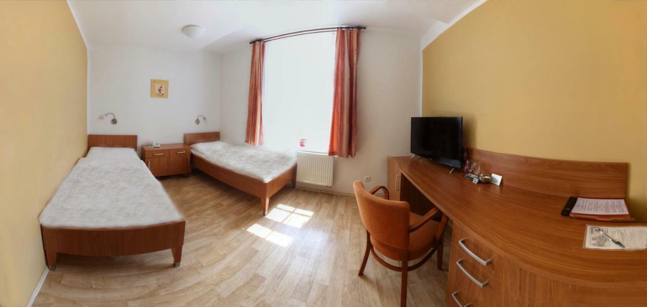 Penzion Tillerova Vila Lázně Bohdaneč Exteriör bild